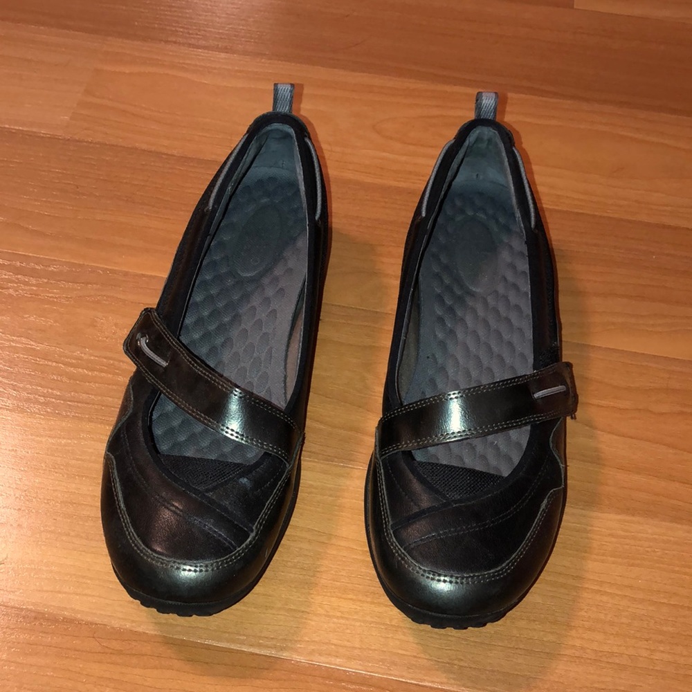 Shoes - Picture 2 of 3